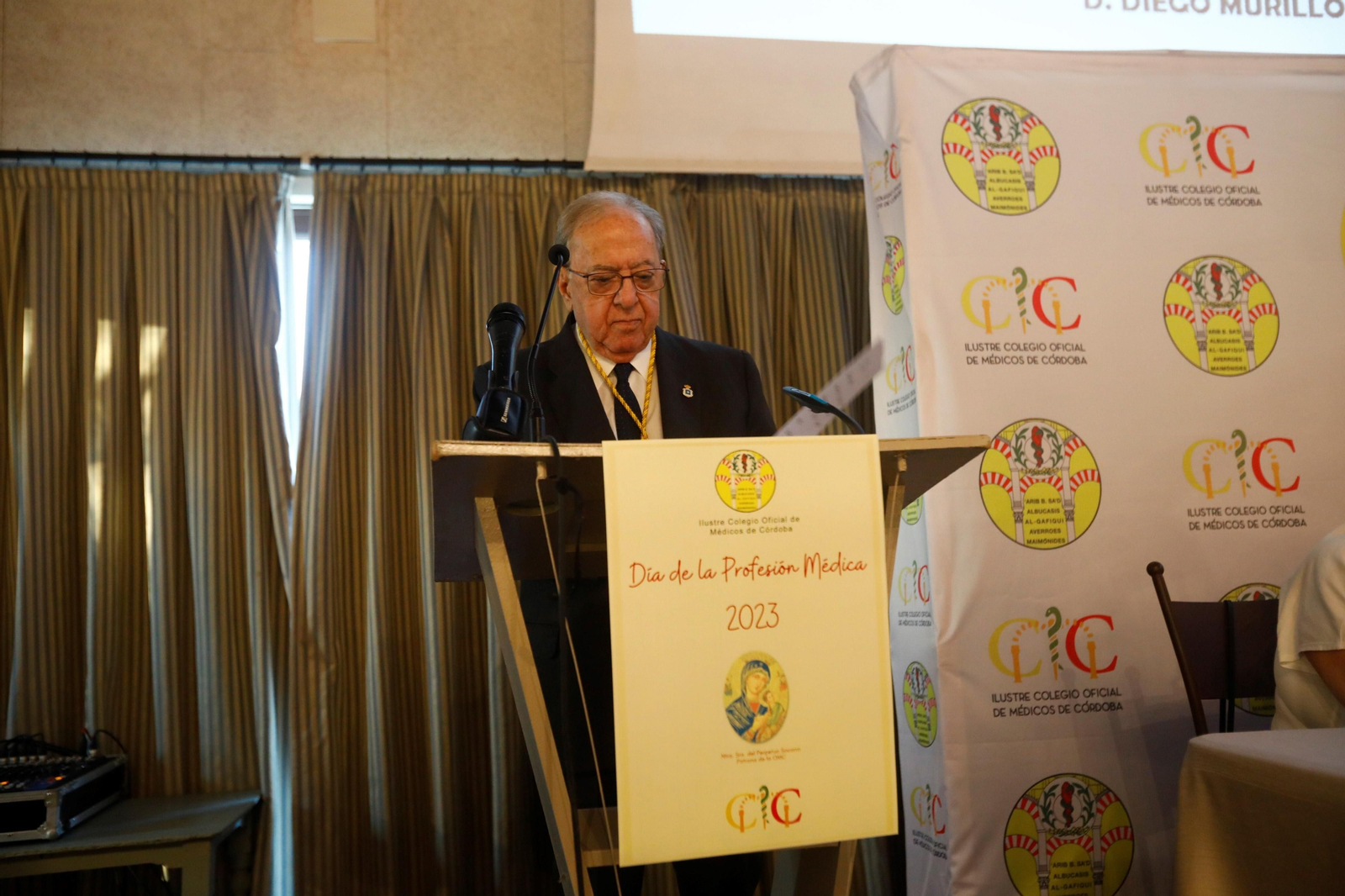 El Colegio de Médicos de Córdoba otorga sus medallas, en imágenes