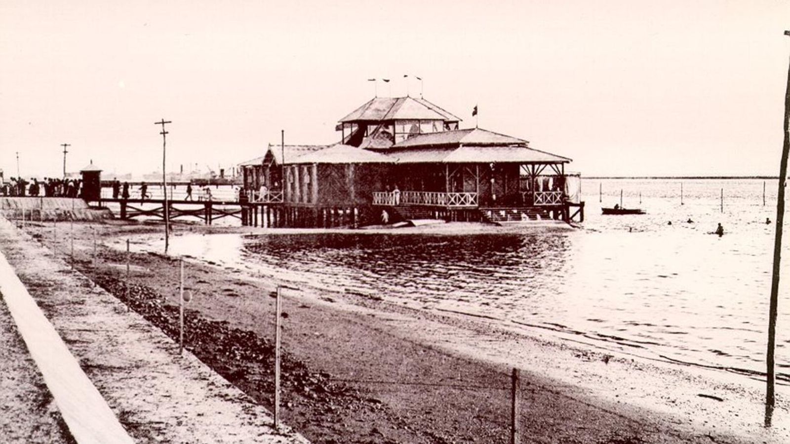 Una vista desde la avenida; se observa una cola en la entrada.