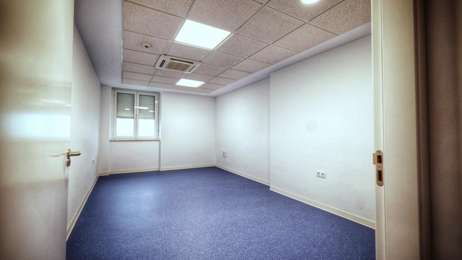 Una de las salas de la nueva unidad de neurorrehabilitación, pendiente del equipo.