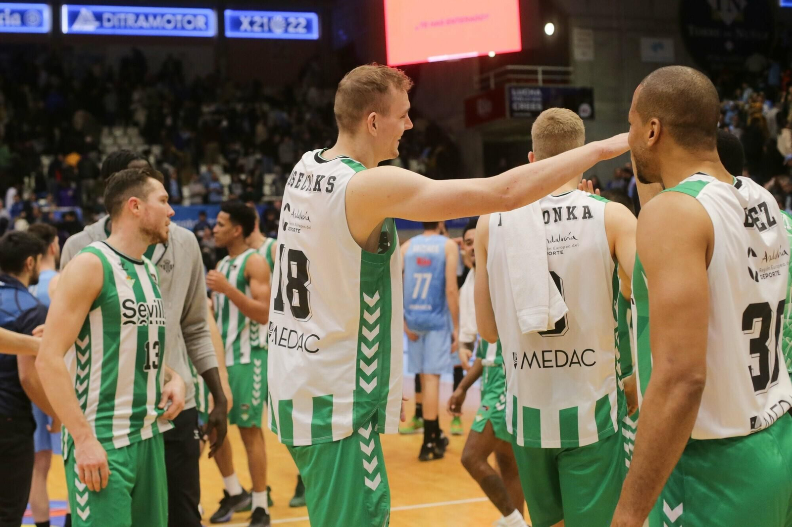 Los jugadores del Betis Baloncesto festejan el último triunfo contra el Breogán.