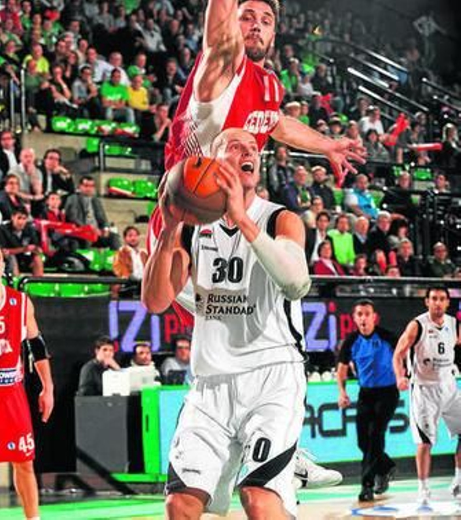 Vukusic intenta colocar un tapón a Lampe.