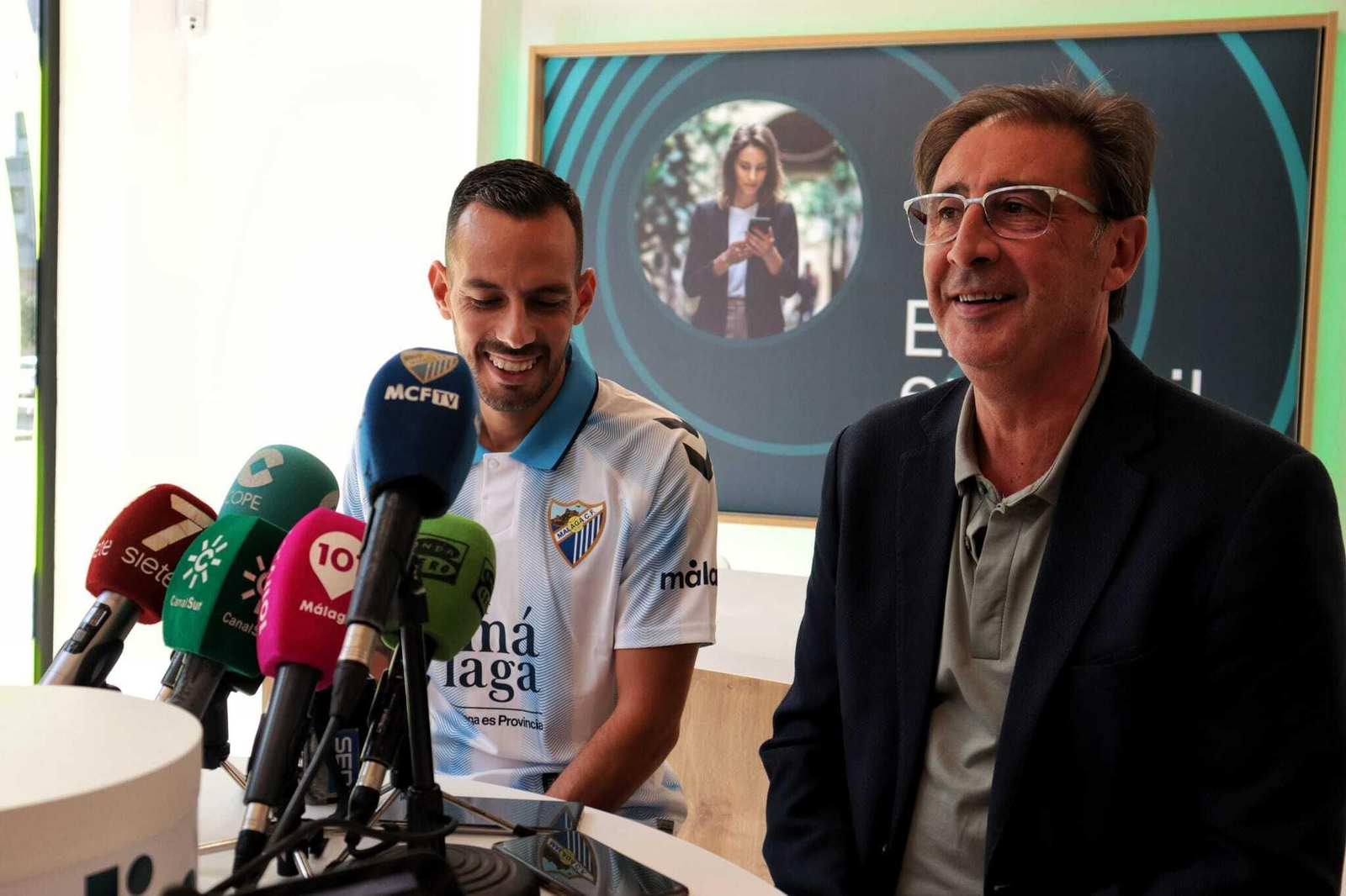 La presentación de Manu Molina como nuevo jugador del Málaga CF La presentación de Manu Molina como nuevo jugador del Málaga CF