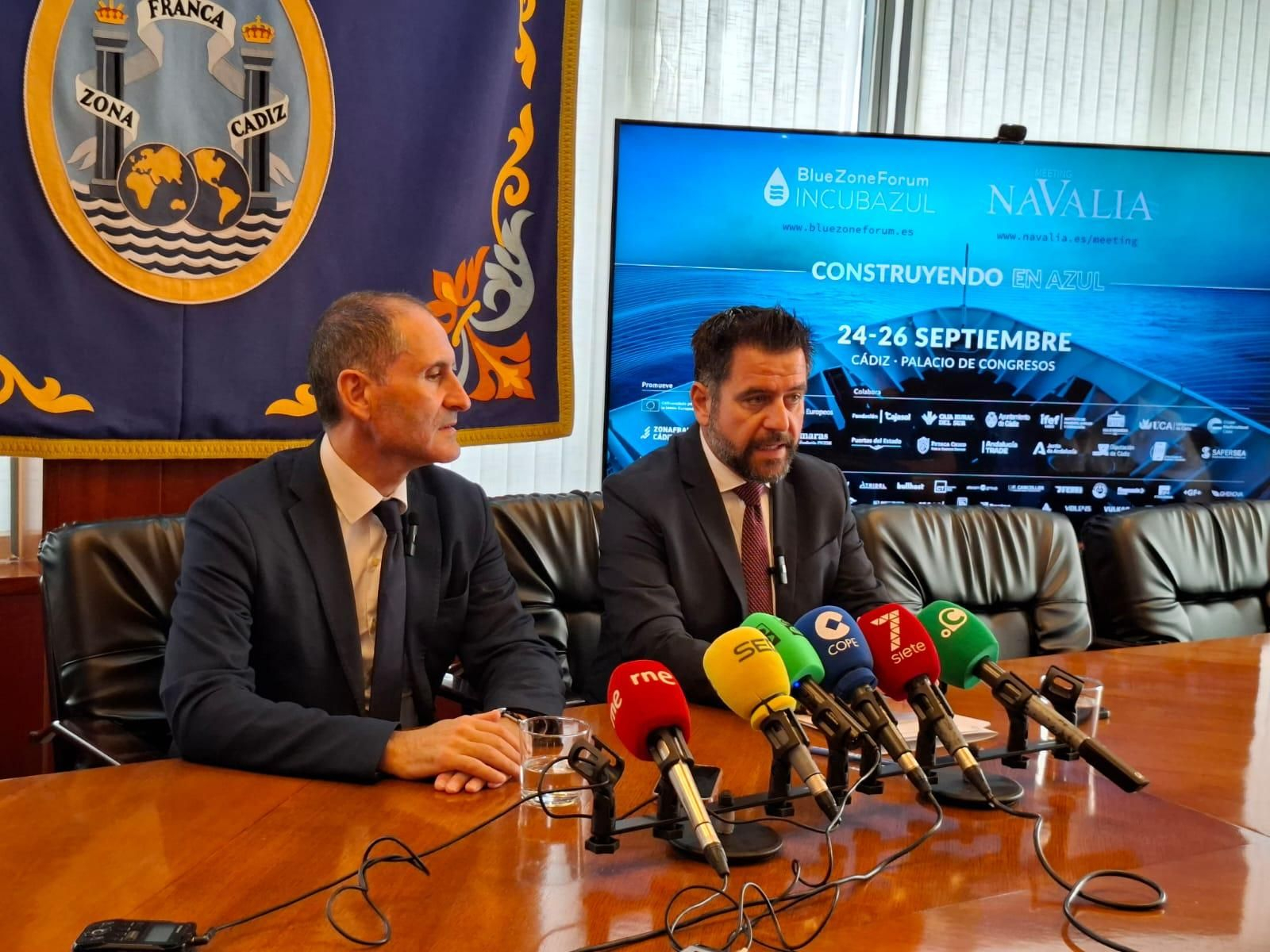 Javier Arnau (i.), CEO de Navalia; y Fran González, delegado especial de la Zona Franca de Cádiz.