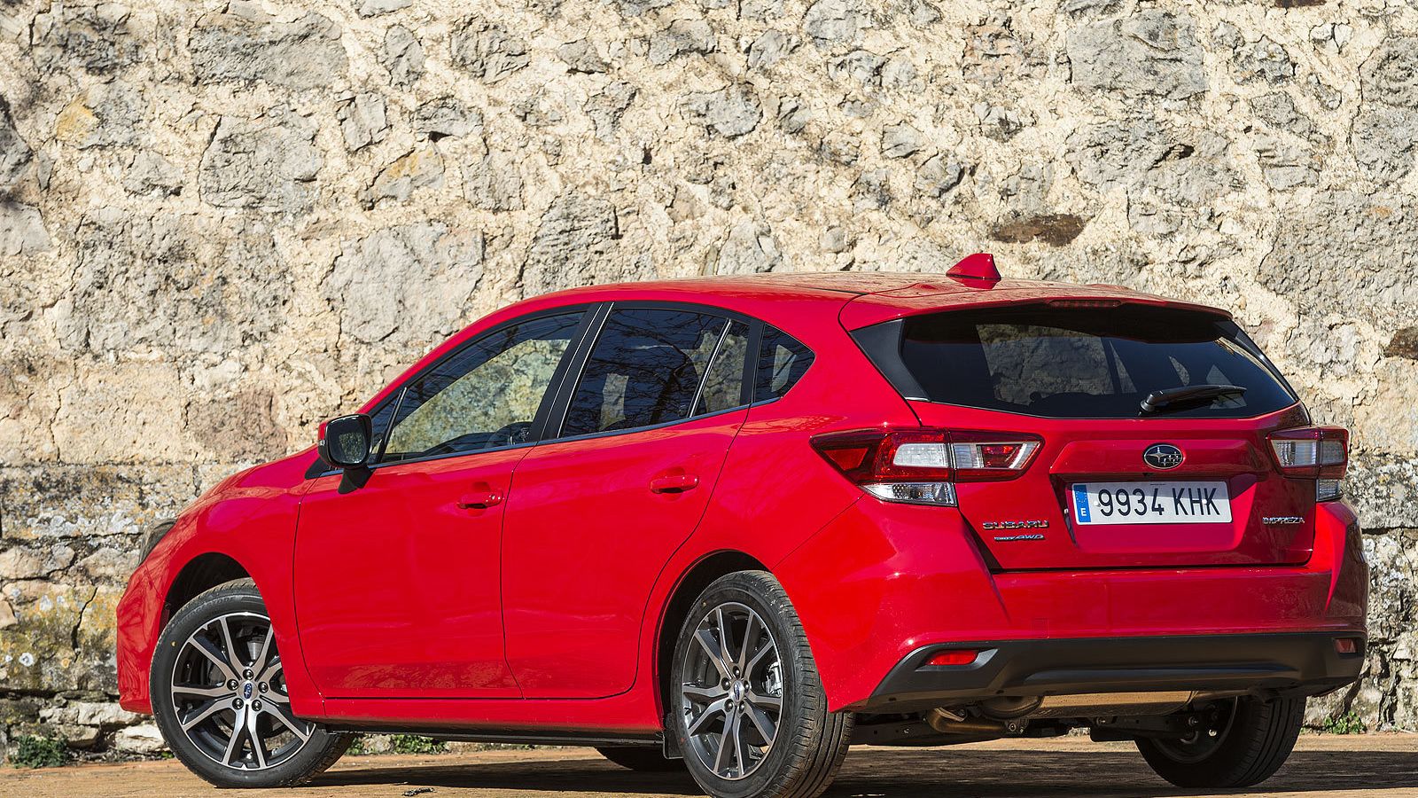 Con una longitud de 4,4 metros estamos ante uno de los compactos más grandes de la categoría.