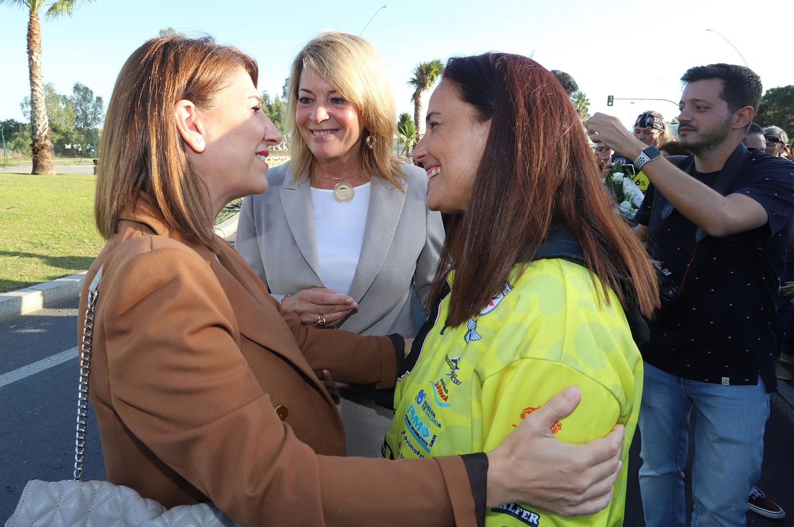 Imágenes del monumento a Súper Hugo en la rotonda frente al Nuevo Colombino