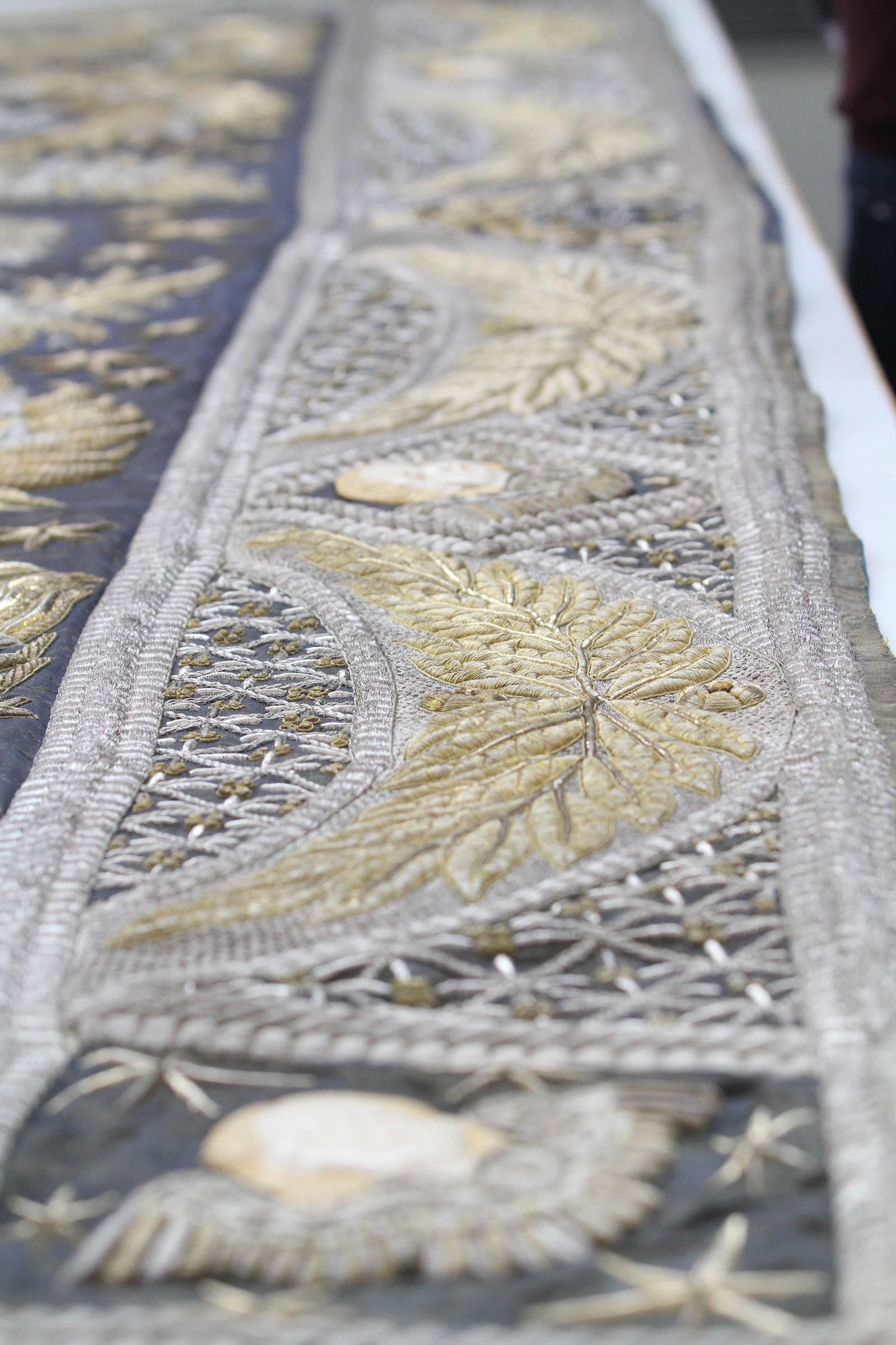 El manto de la Virgen de los Ángeles ya restaurado, en imágenes