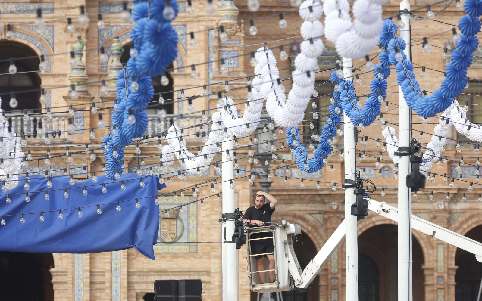Los preparativos para el desfile de Dior en la Plaza de España