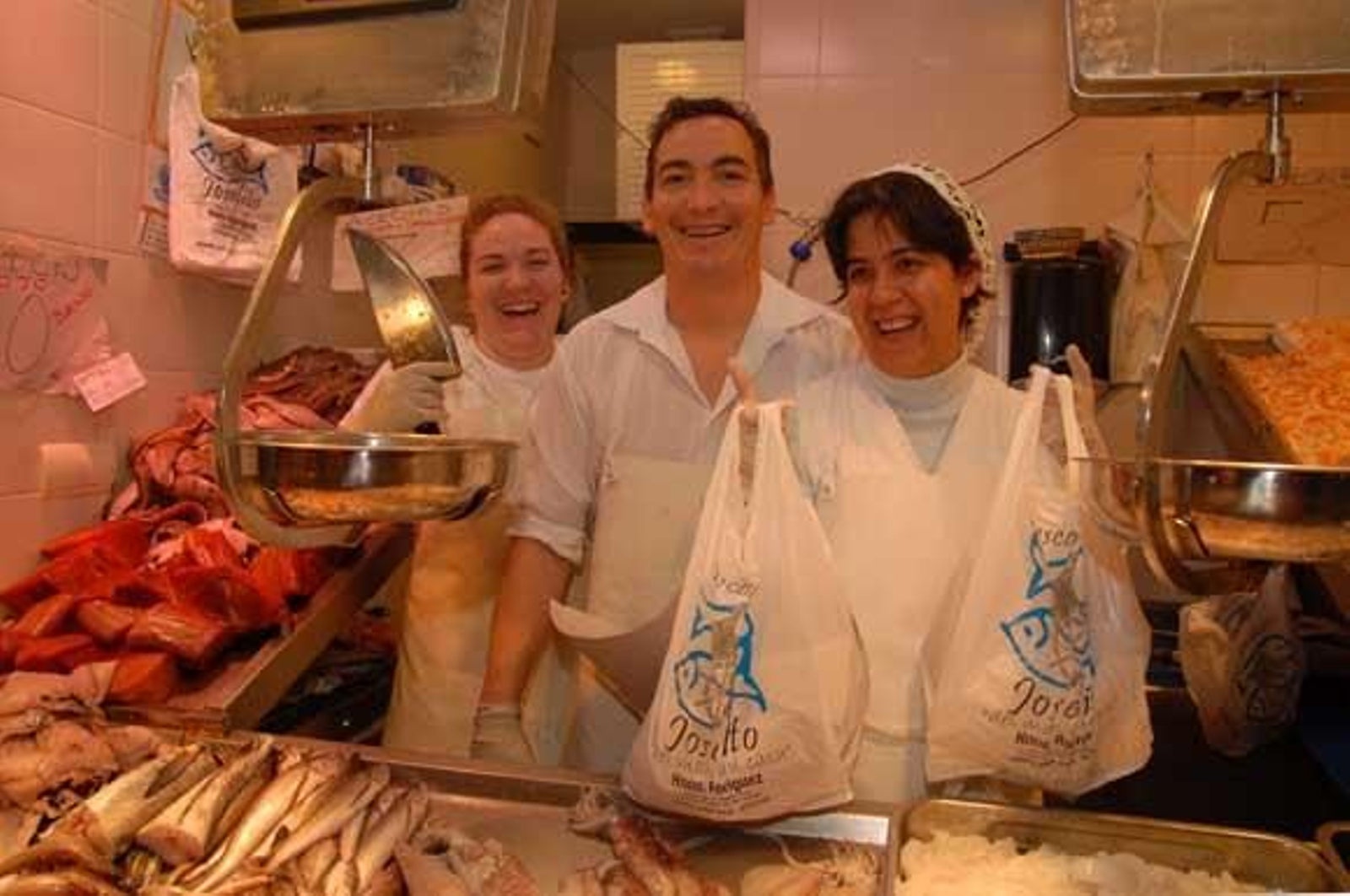 Pescadería Joselito
Propietario: José Rodríguez Fornell · Su mujer, Asunción Azogue, trabaja con él en la plaza
Puesto P-23
Género:Especialistas en atún y cazón
Si uno se acerca al puesto número 23 del Mercado de Abastos de Chiclana podrá comprobar que la variedad es su seña de identidad. Pez espada, acedías, boquerones, pescado de estero, choco, gambas, almejas, mejillones... y la especialidad: atún y cazón. 
Los productos lo adquieren en las lonjas de Cádiz y El Puerto de Santa María.
José lleva 14 años con este puesto, que con anterioridad pertenecía a su tío. Sobre la plaza opina que “está muy bien”.



Foto: Paco Periñán