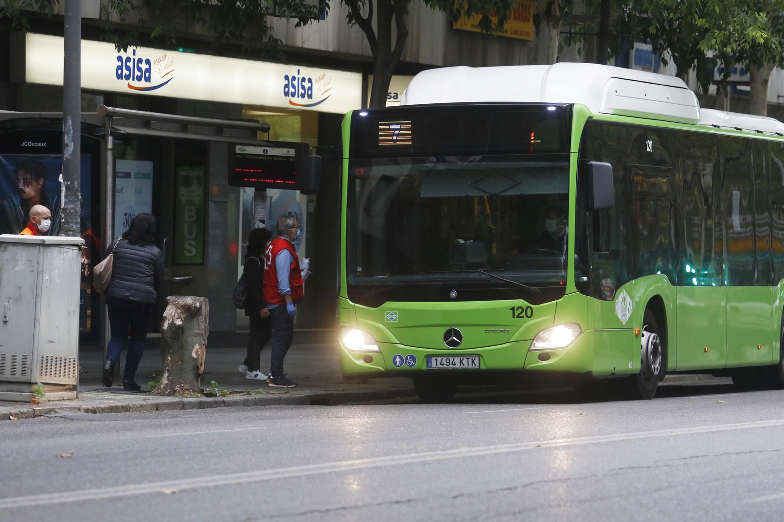 Las fotos del reparto masivo de mascarillas y la vuelta al trabajo en algunos sectores en Córdoba