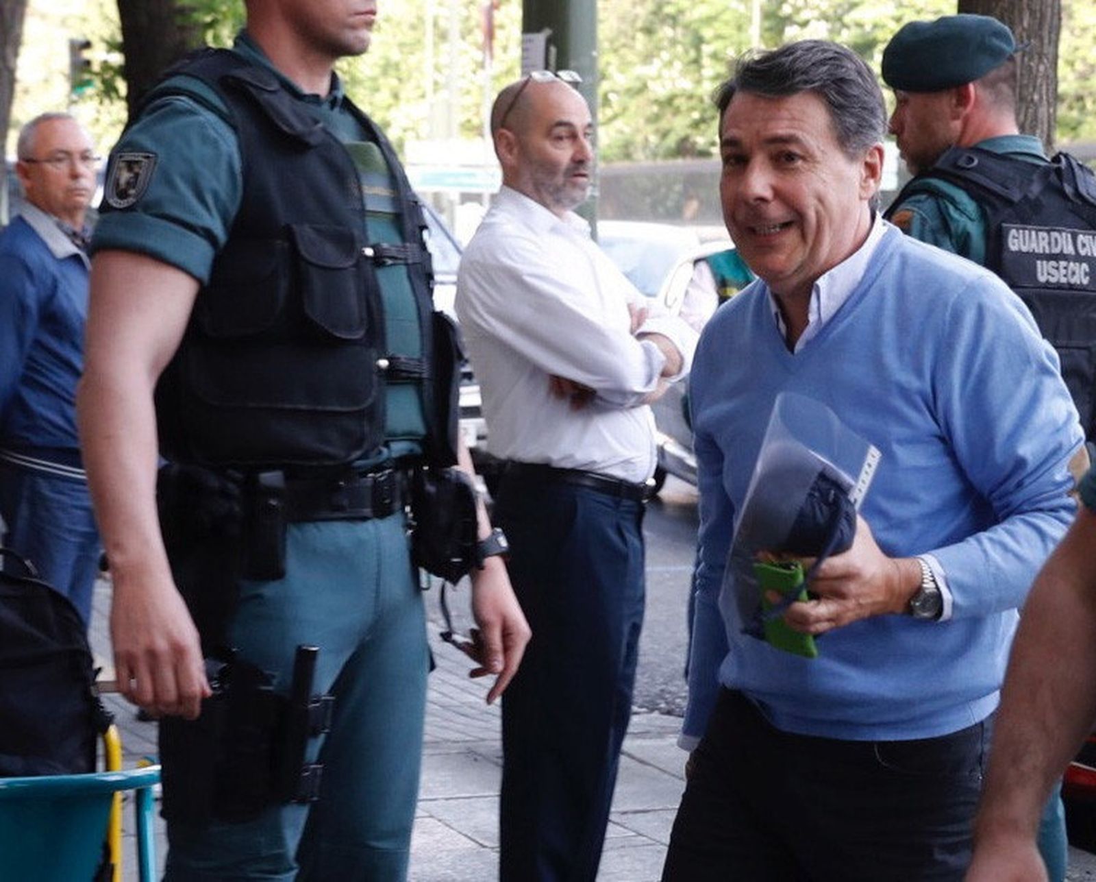 El ex presidente de la Comunidad de Madrid Ignacio González, acompañado por guardias civiles para proceder al registro de su despacho en abril de 2017.