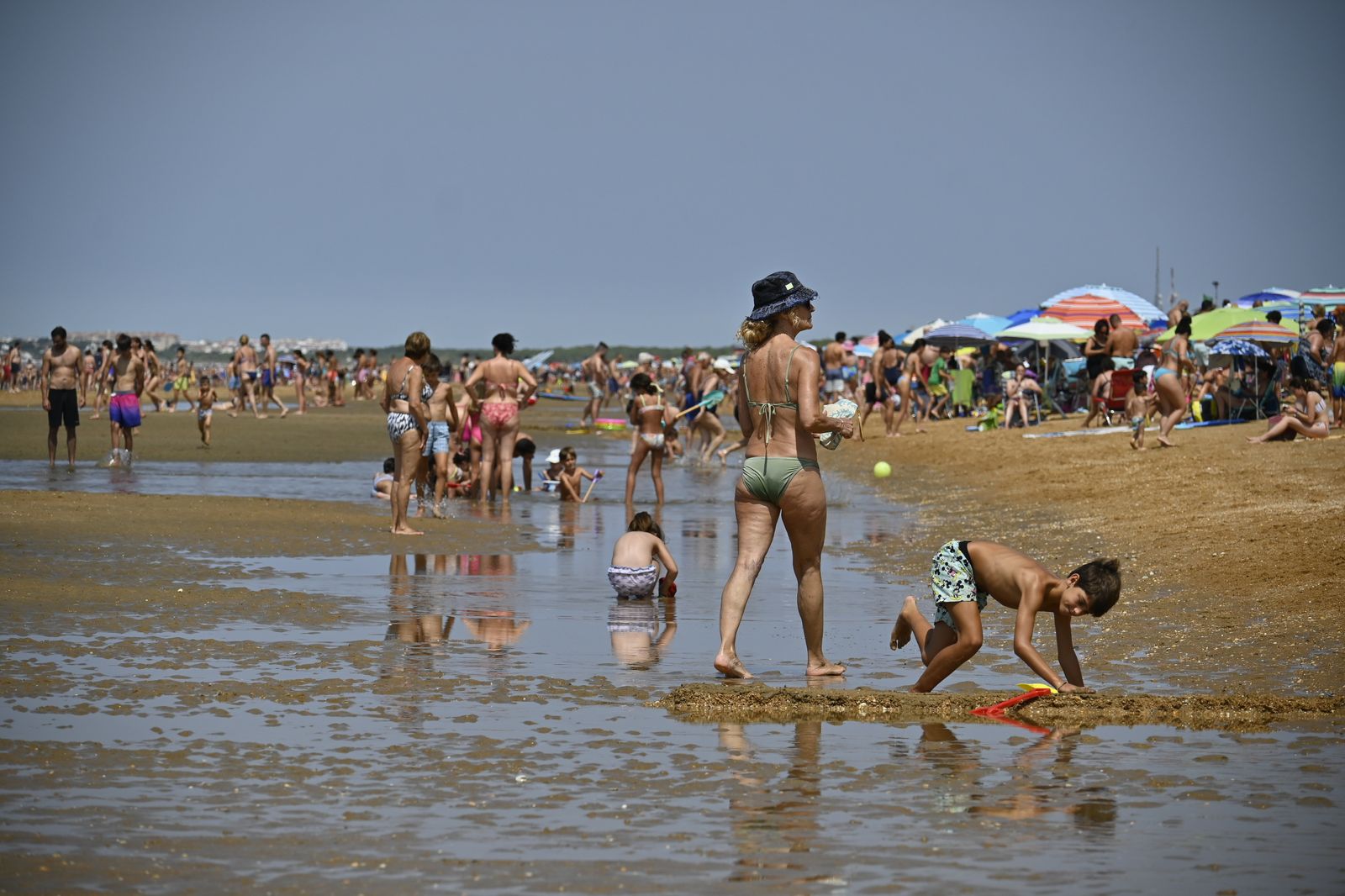 Ambiente en la playas de Huelva este sábado 22 de julio, en imágenes