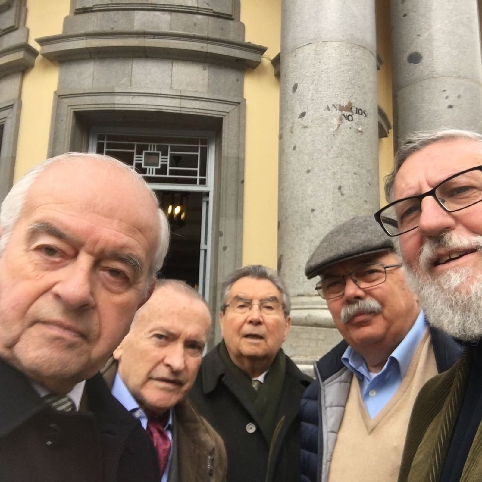 De izquierda a derecha: Armando Zuloaga, Gonzalo Piédrola, J. A. Molina Font, Pedro Clavero y A. Cárdenas, en las puertas de la antigua Facultad de Medicina.
