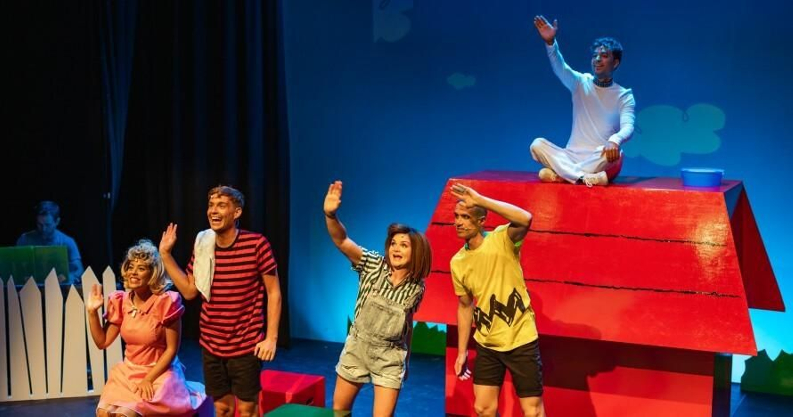 Parte del musical 'Snoopy, el musical' saludan al público en una actuación.