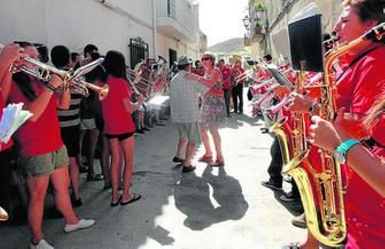 La música en directo interpretada por la Banda hizo que los vecinos bailaran.