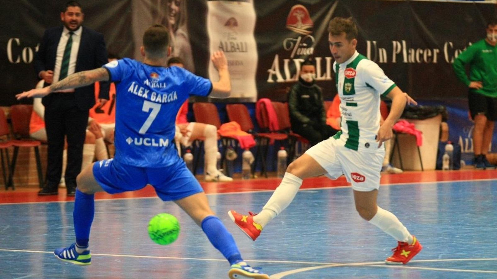 Koseky intenta superar con un pase a Álex García.