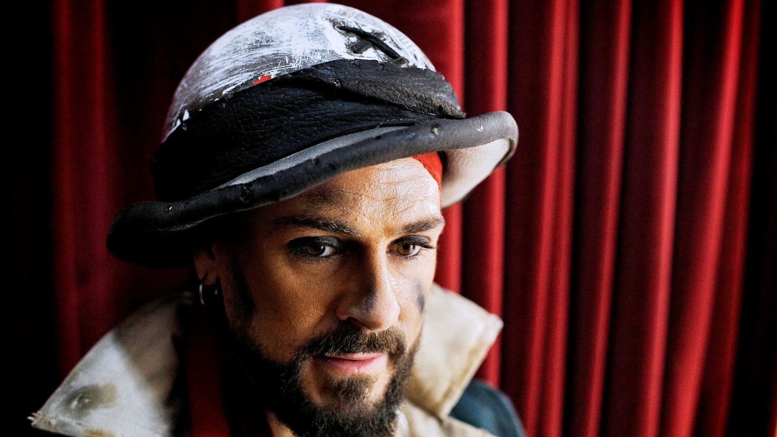 El sombrero es un casco de obrero tuneado.