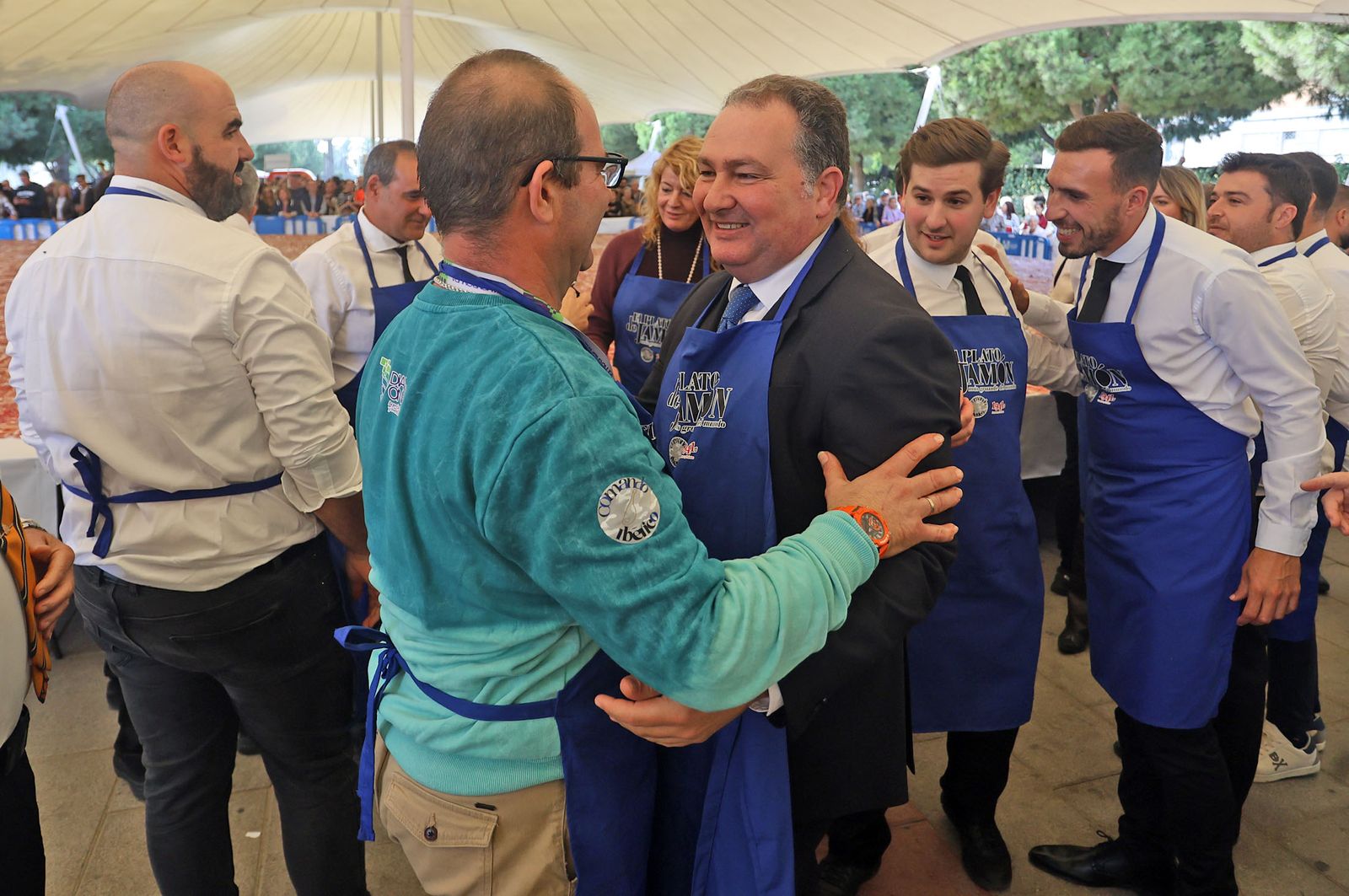 Huelva consigue el récord Guinness con el plato de jamón más grande del mundo, en imágenes