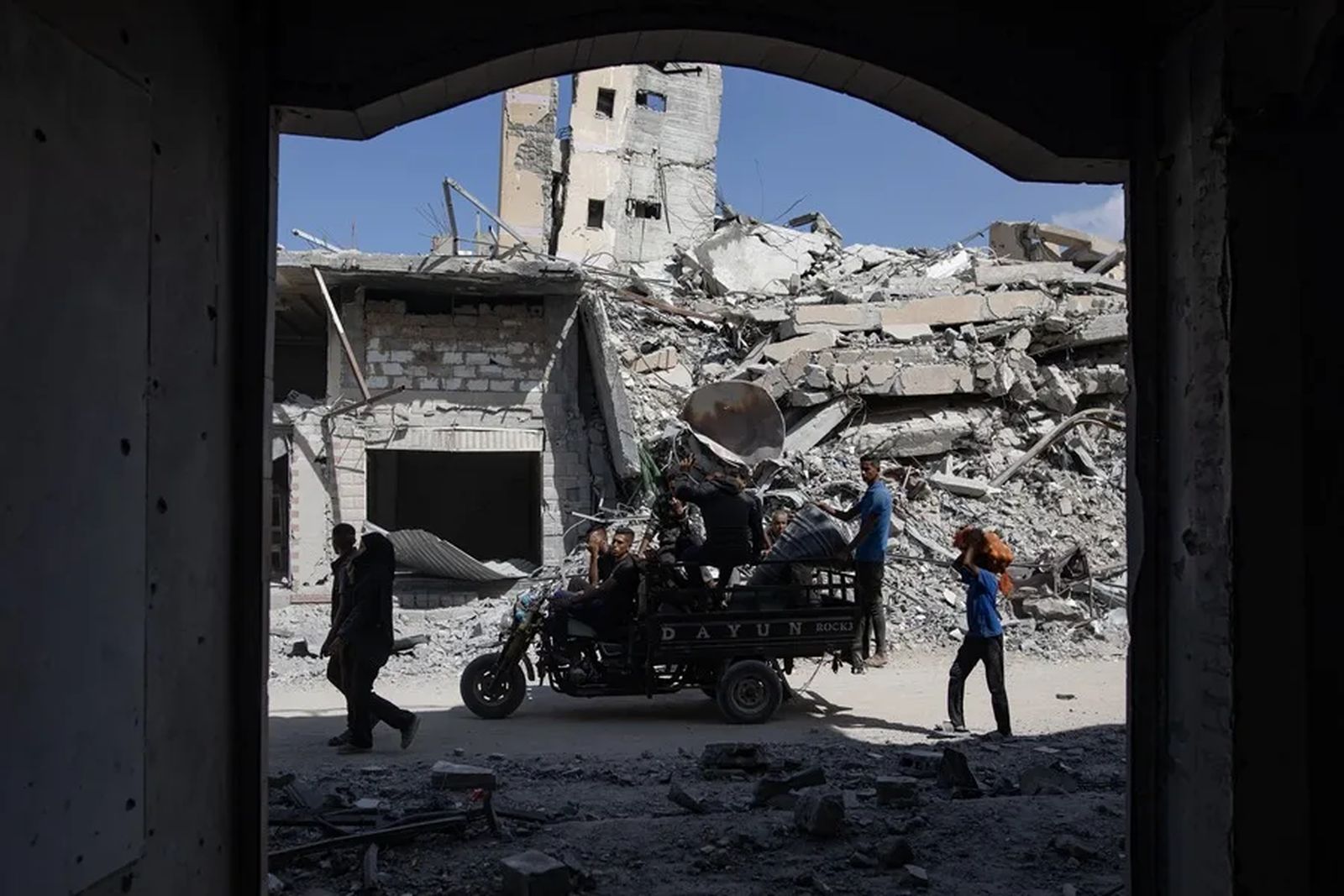 Palestinos regresan a inspeccionar sus hogares tras la retirada del ejército israelí de algunas zonas al este de Jan Yunis, en el sur de la Franja de Gaza.