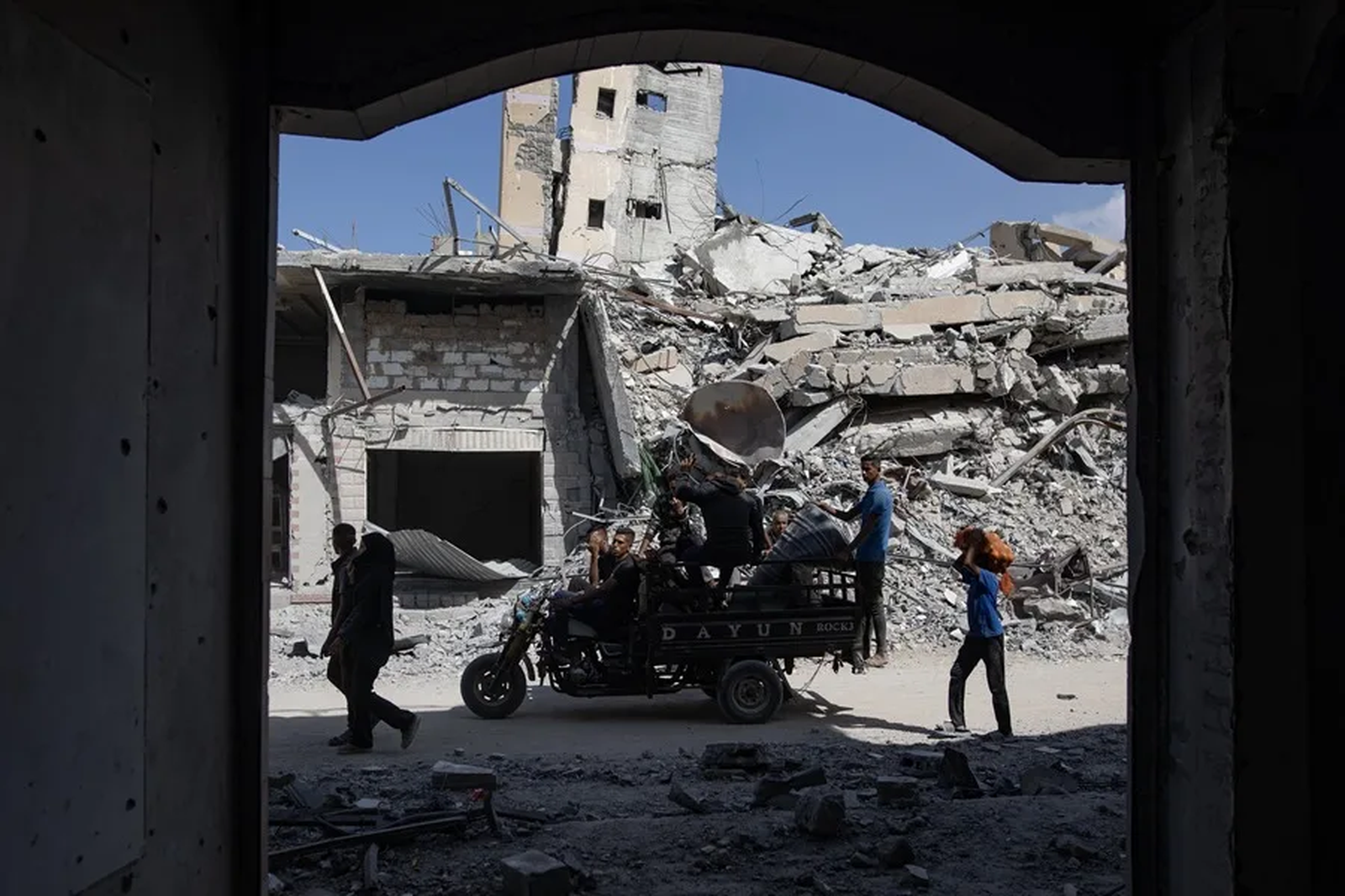 Palestinos regresan a inspeccionar sus hogares tras la retirada del ejército israelí de algunas zonas al este de Jan Yunis, en el sur de la Franja de Gaza.