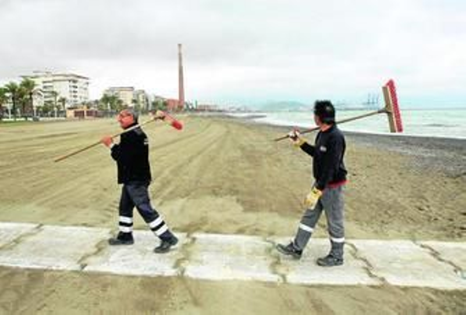 Dos operarios trabajan hace unos días para que las playas estuvieran listas para Semana Santa. Dos operarios trabajan hace unos días para que las playas estuvieran listas para Semana Santa.