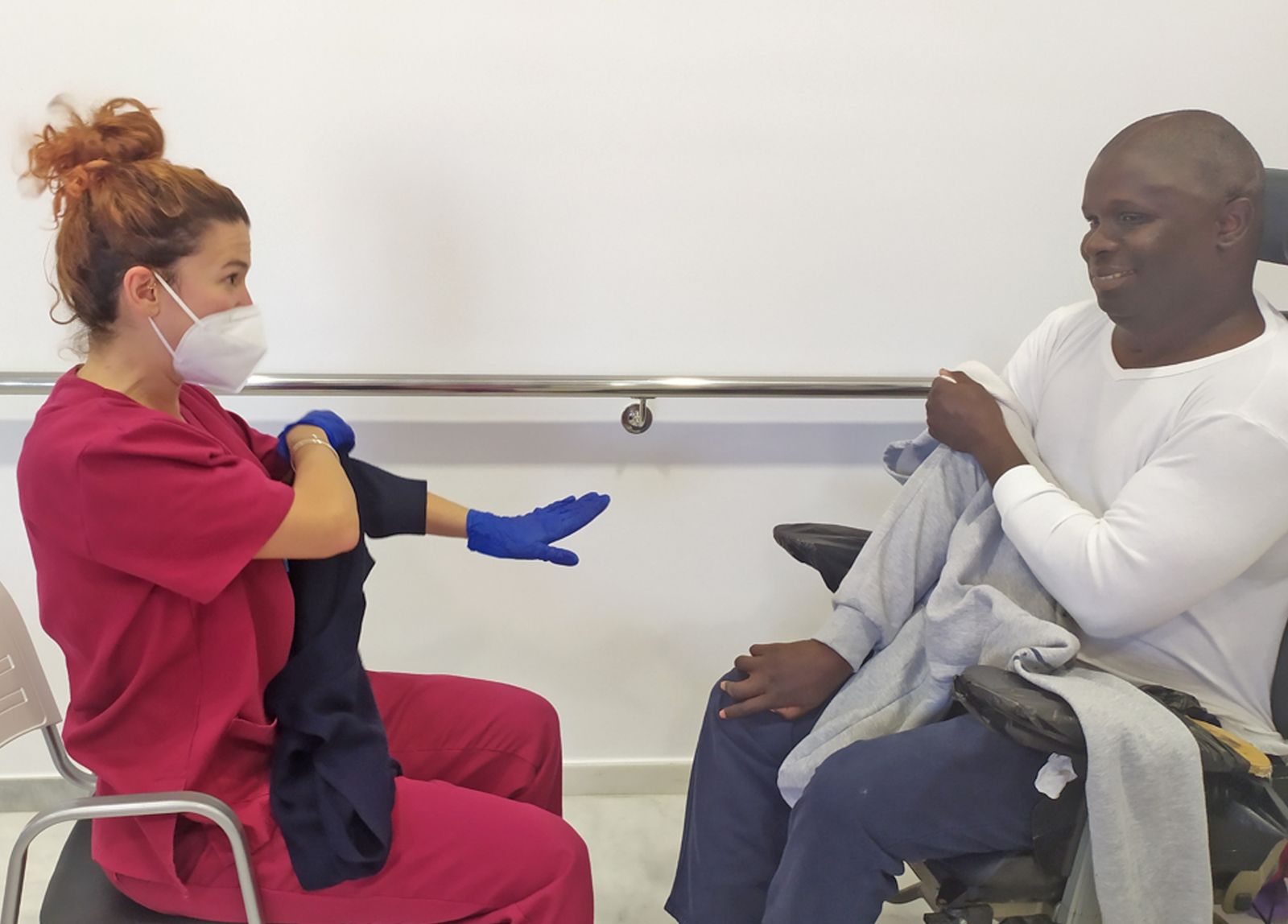 Una terapeuta ocupacional trabaja con su paciente