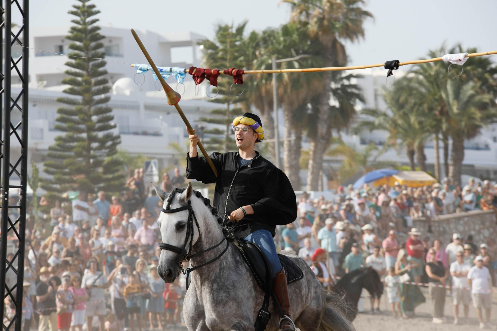 La carrera de cintas y la exhibición de caballos de los Moros y Cristianos de Mojácar, en imágenes