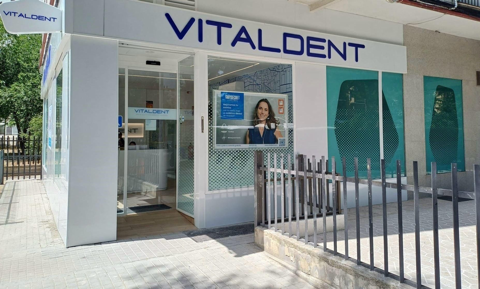 Fachada de la clínica dental Vitaldent, del grupo Donte.