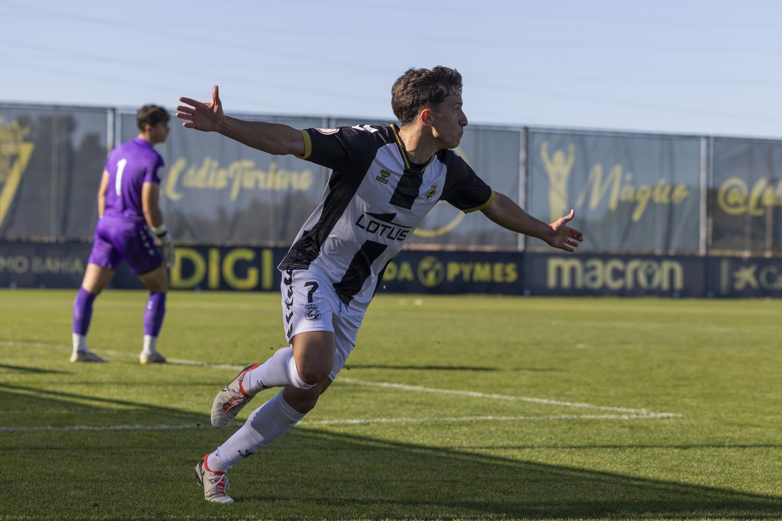 Pepe Rincón celebra uno de sus goles en Puerto Real