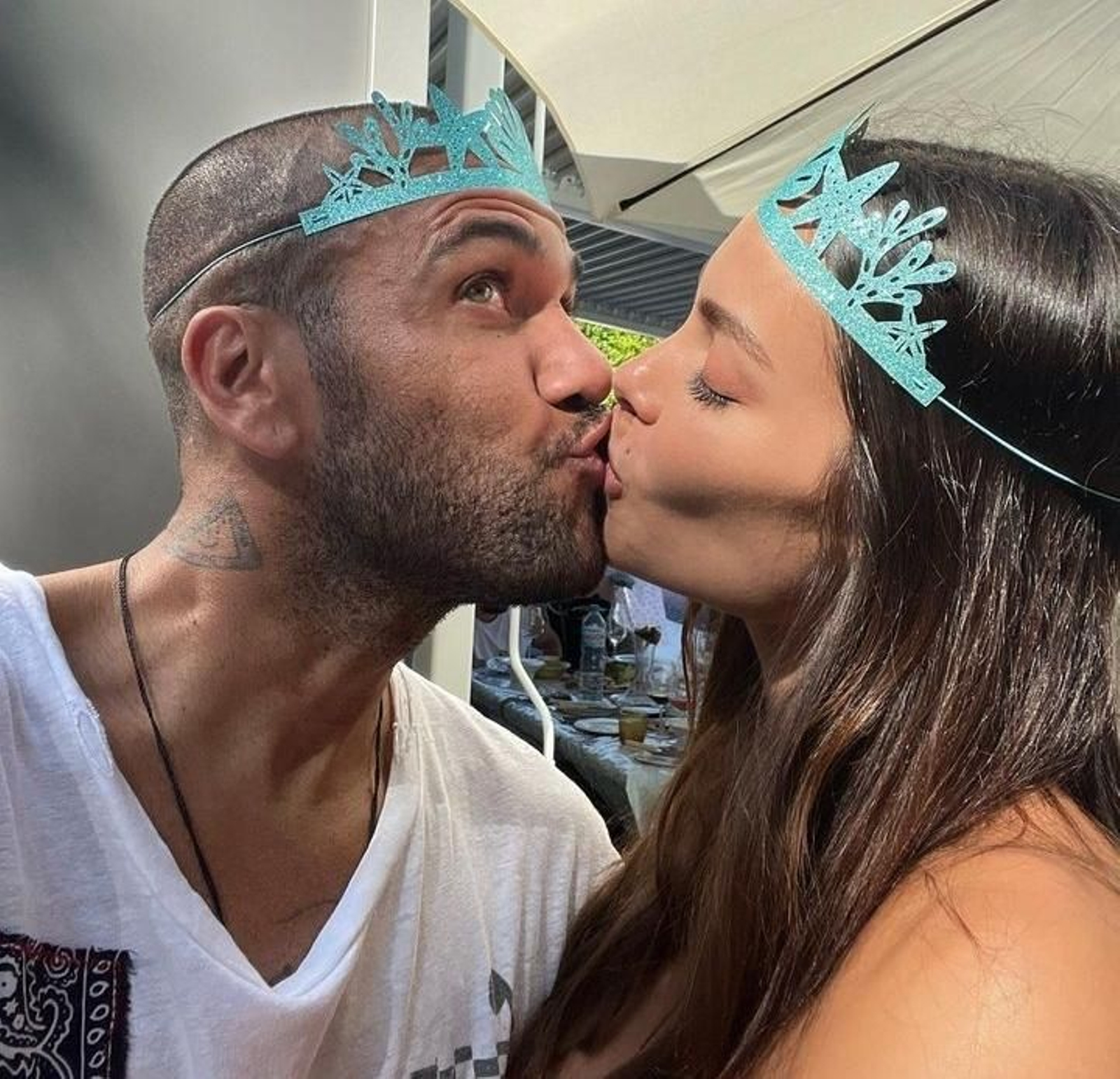 Joana Sanz quiere divorciarse de Dani Alves, pero el futbolista sigue empeñado en retrasar los trámites legales.