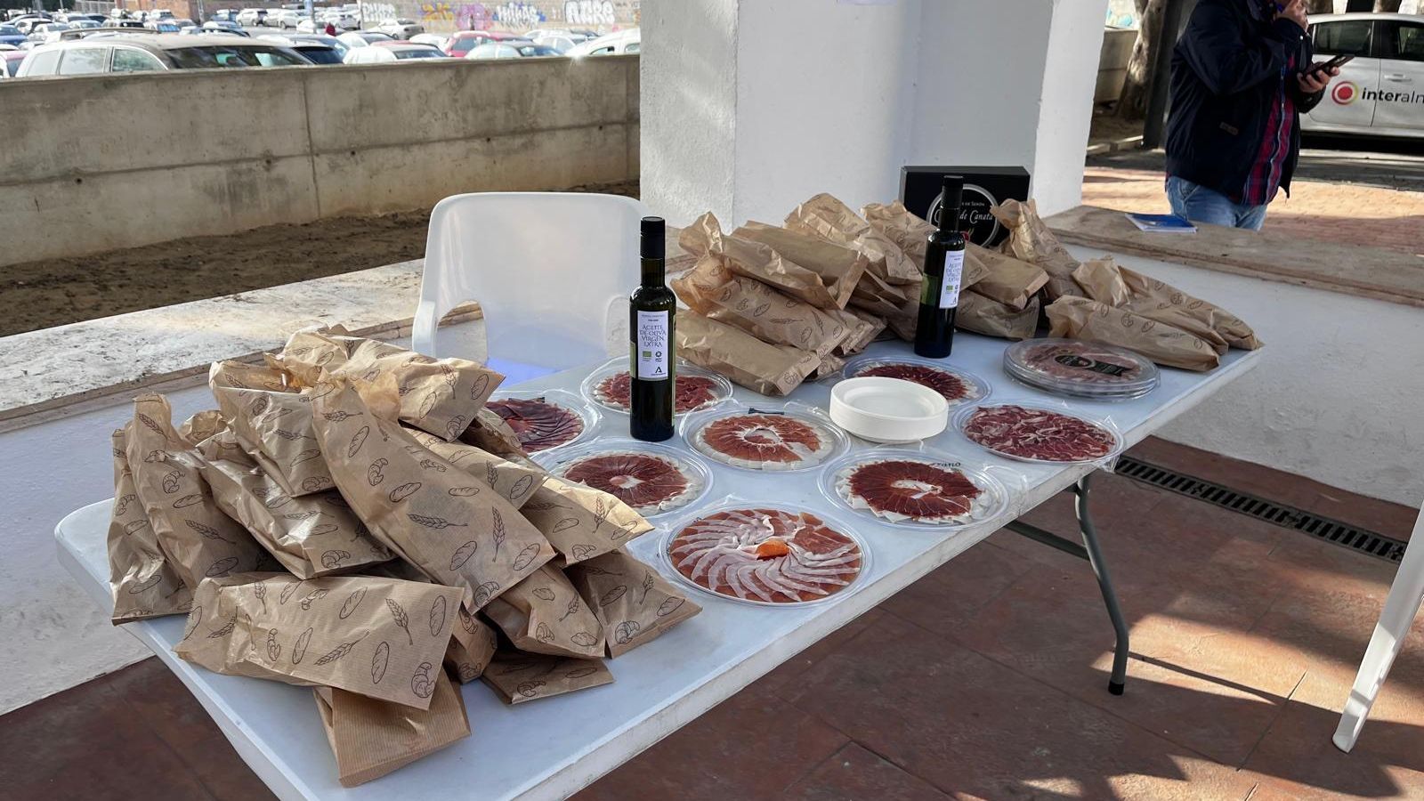 Un desayuno andaluz organizado por la Delegación de Salud y el Distrito Almería en el espacio Los Arcos