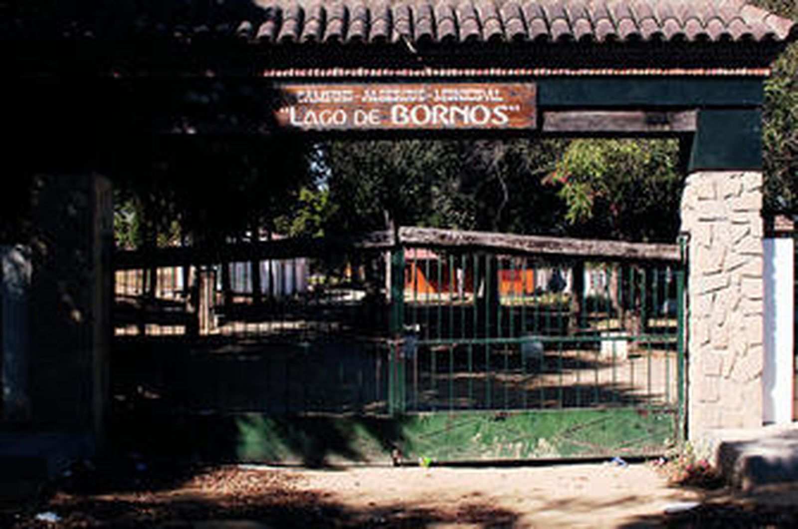 Acceso al camping municipal de Bornos.