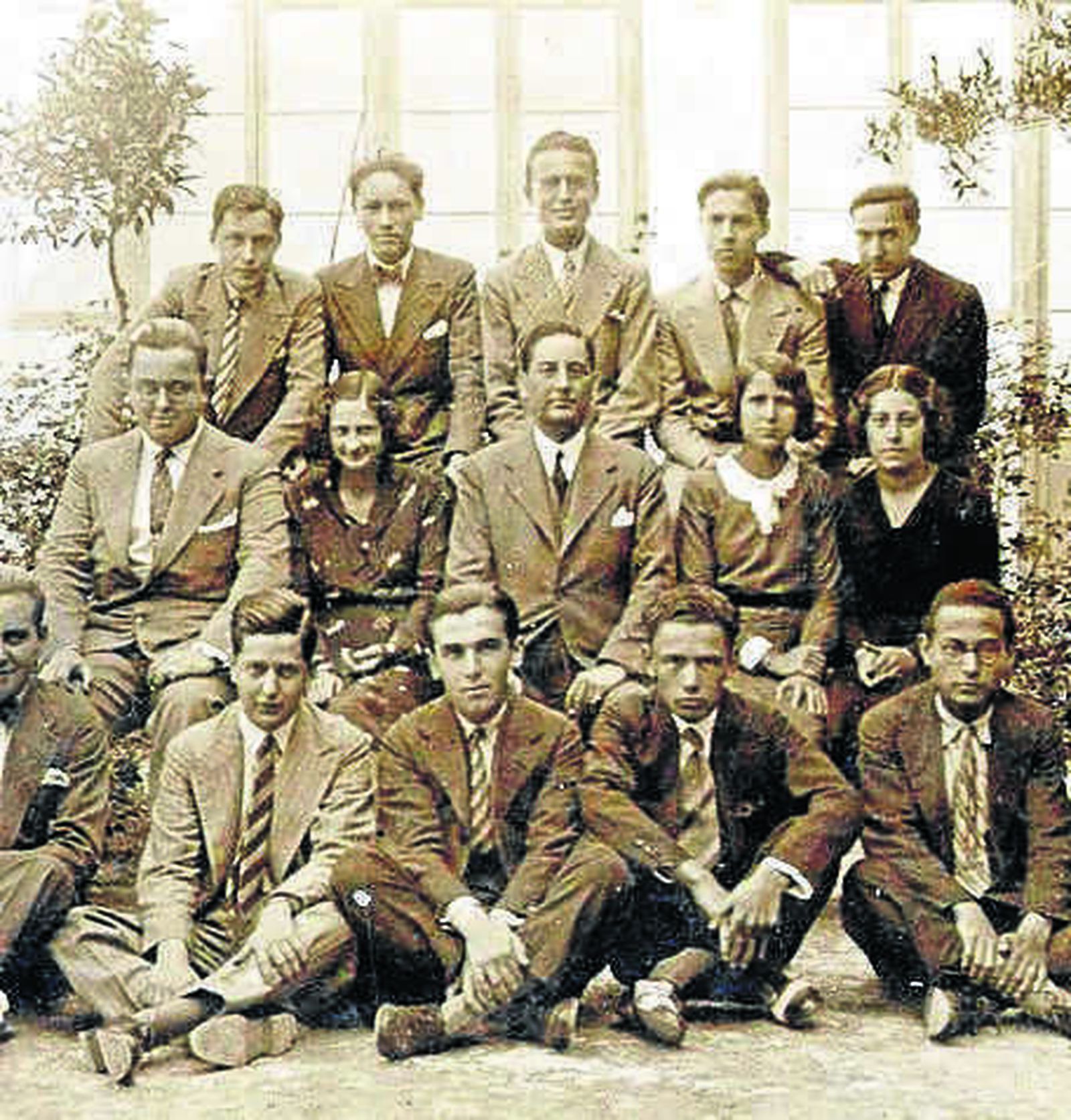 Grupo de profesores y alumnos de la Escuela de Comercio.