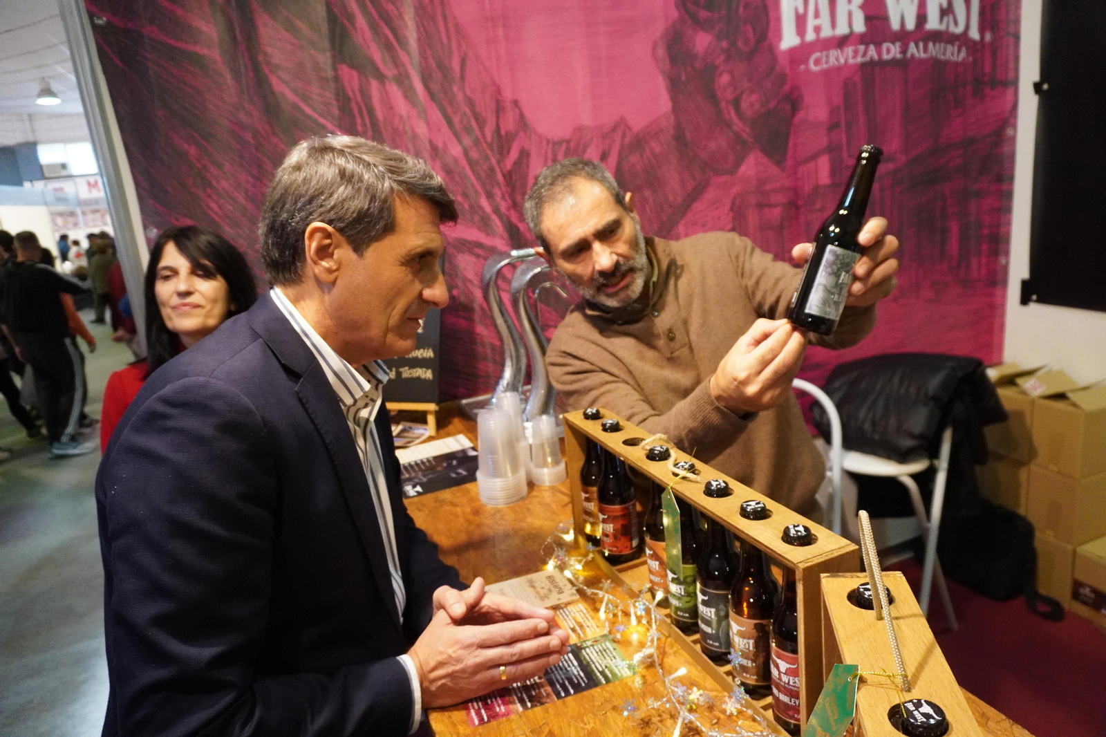 Fernández en un puesto de Expo Alpujarra