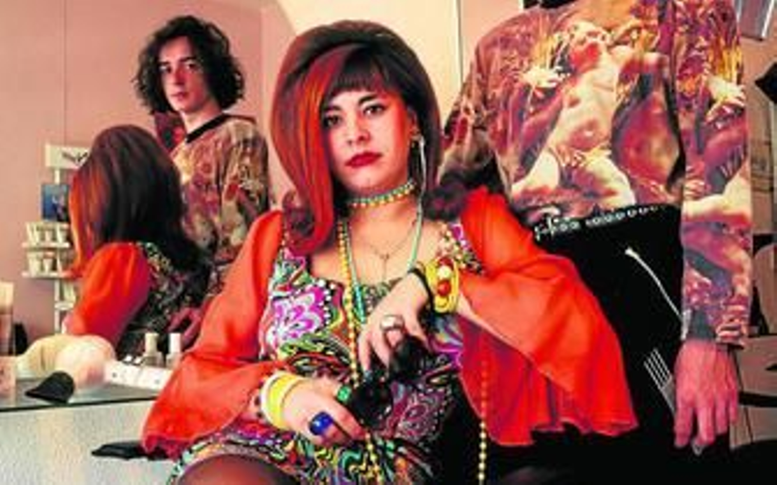 'Rosa en la peluquería de Jose' (Huelva 1992), una de las obras de Miguel Trillo que pueden verse en la exposición.