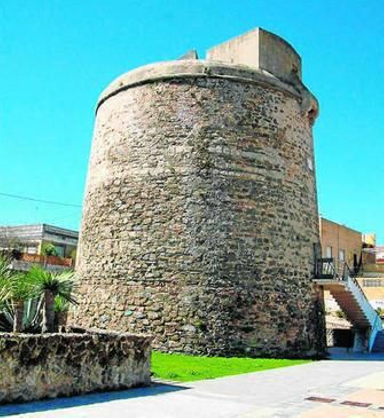 La torre está hoy inmersa en el núcleo urbano.