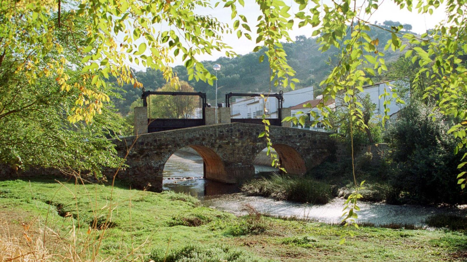 Foto de archivo del puente romano en San Nicolás del Puerto.