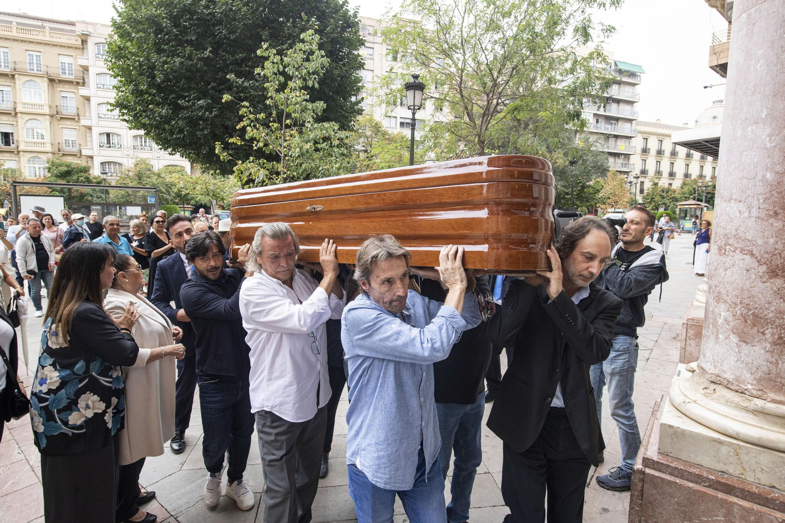 Familiares y amigos de Manolete portan su féretro a la entrada del Isabel la Católica