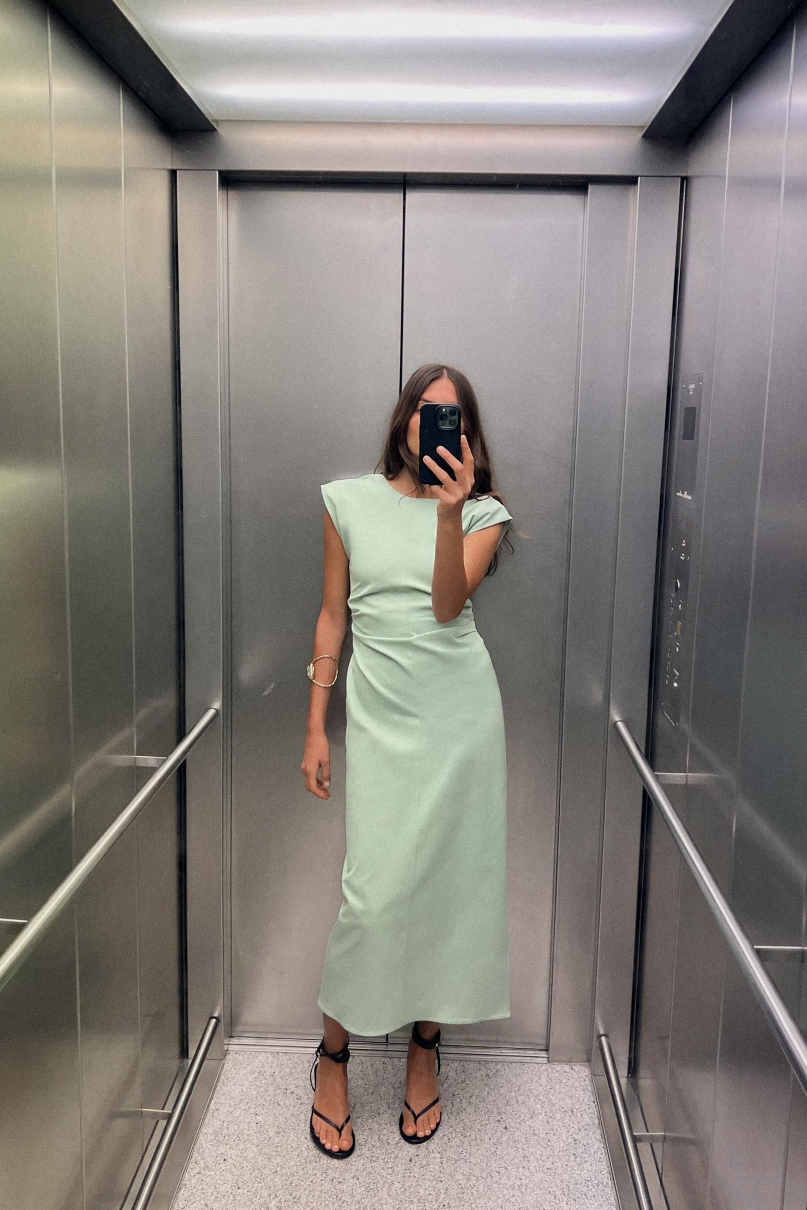 Vestido con cintura drapeada de Zara. Vestido con cintura drapeada de Zara.