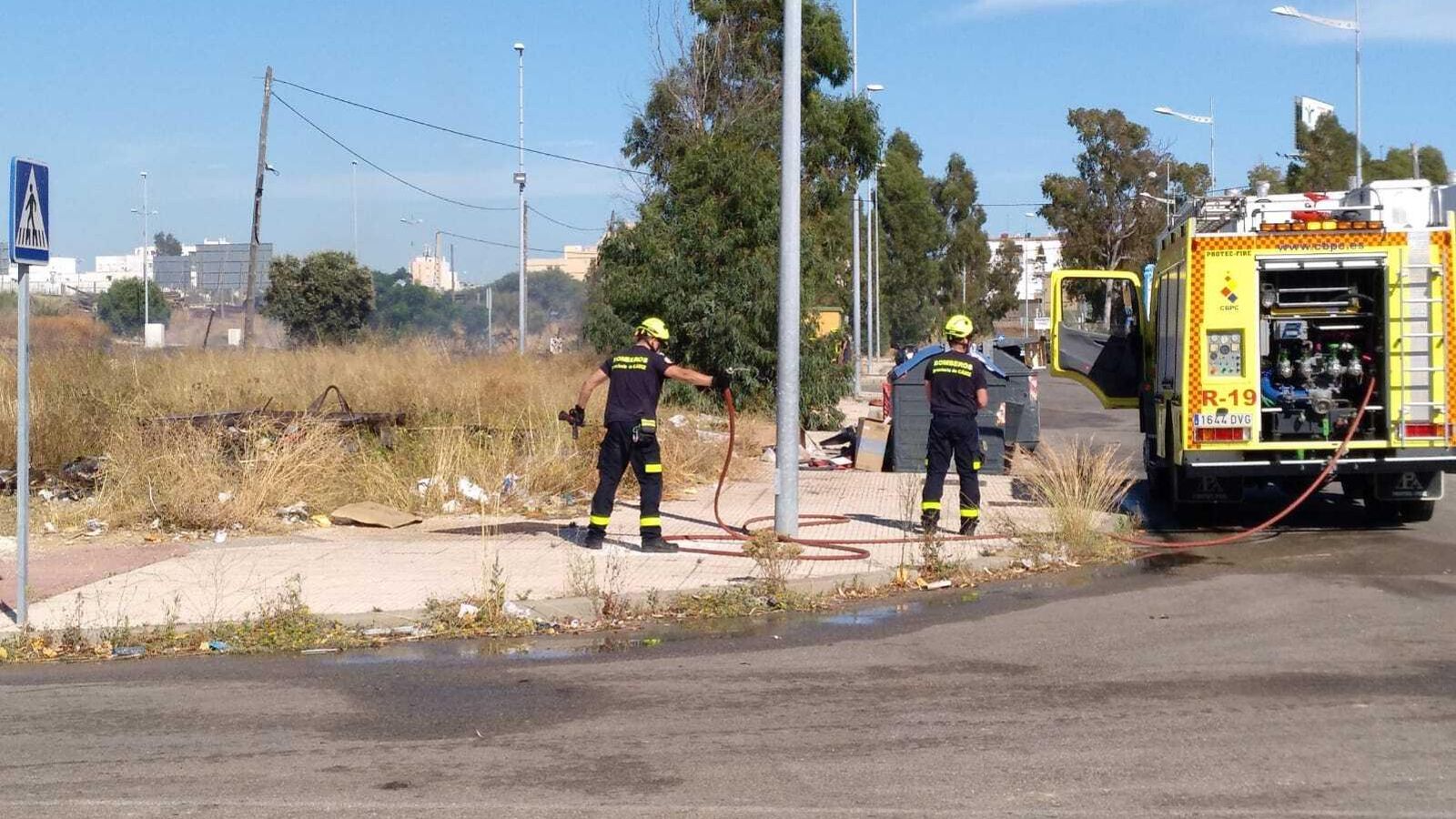 Bomberos del parque de San Fernando durante las tareas de extinción.