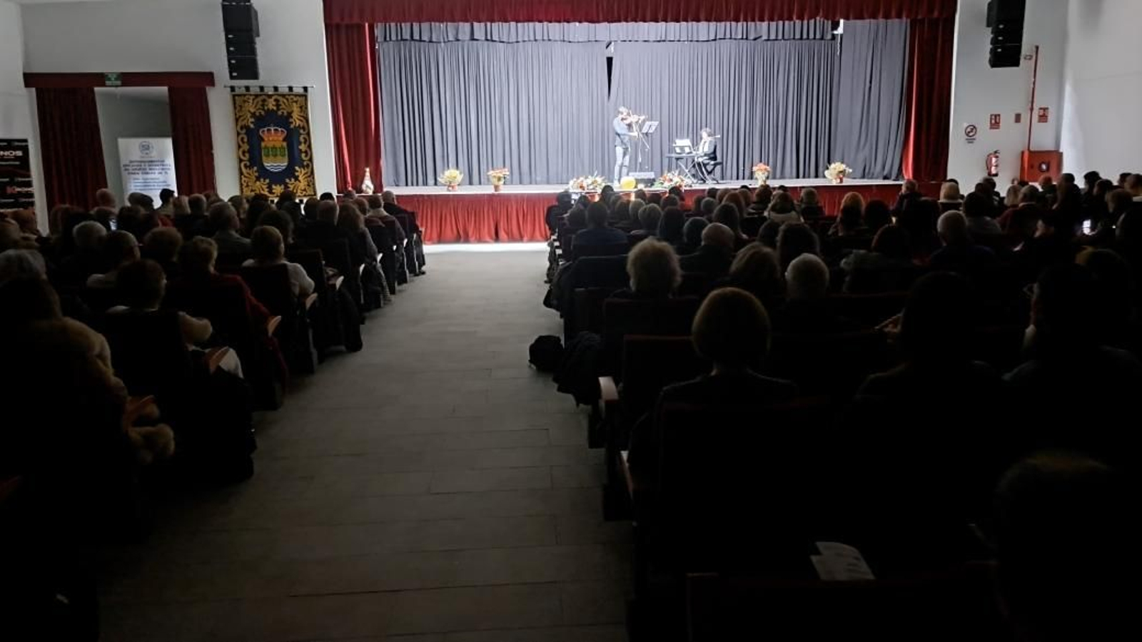 Rosabel Oller Garcia y Jesús Martínez Oller durante su actuación en el II Concierto Benéfico de Navidad Kronos Albox