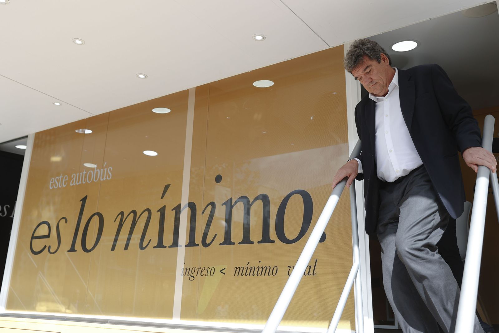 El ministro de Seguridad Social, José Luis Escrivá, baja del autobús del ingreso mínimo vital que recorre España para informar sobre esta prestación