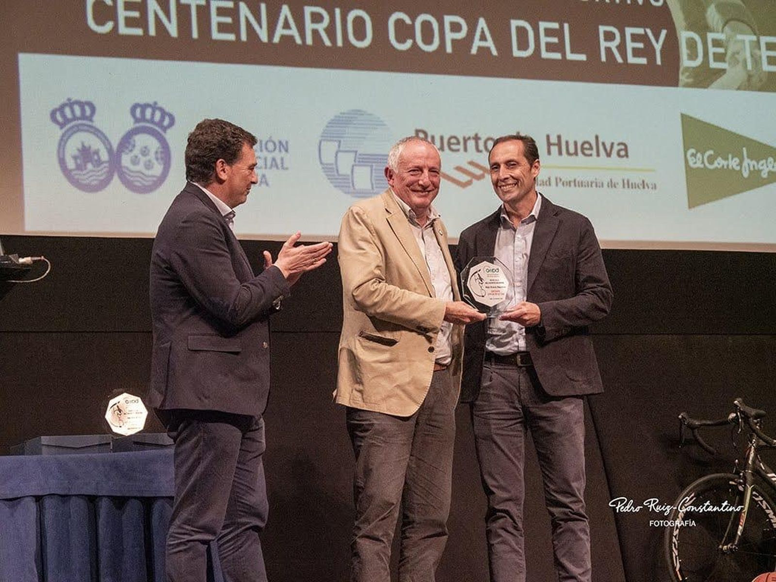 Alberto Santana, presidente del Puerto, hace entrega del galardón a Rafael Romero, acompañado de Javier García Sintes.