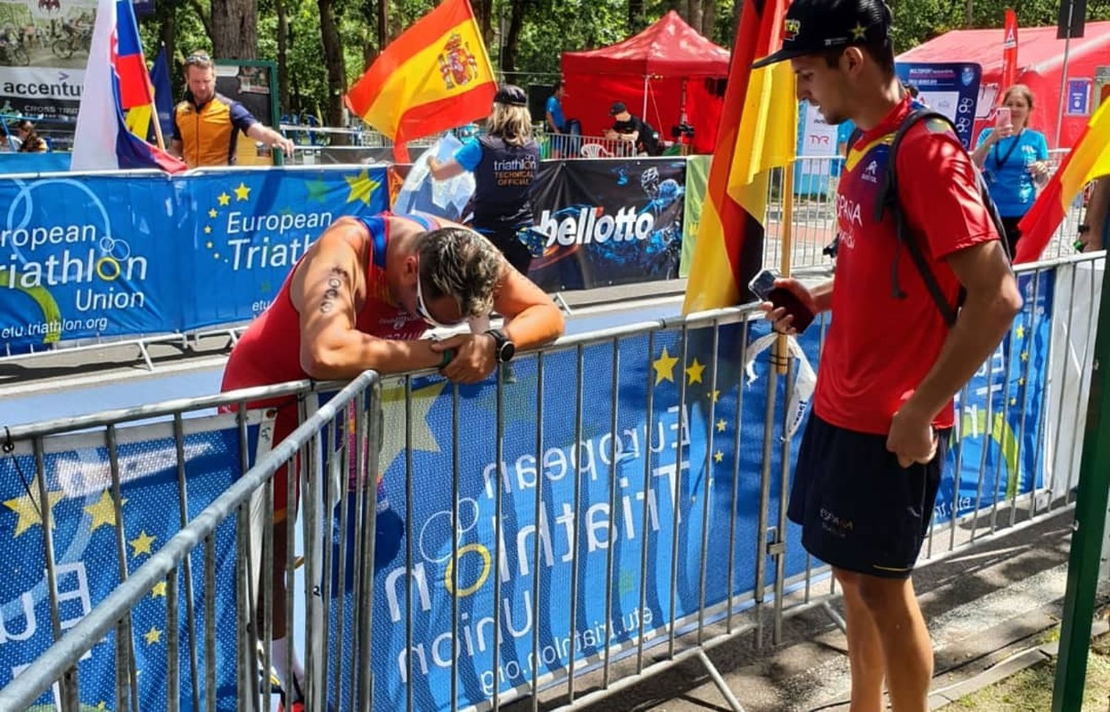 Raúl Zambrana exhausto tras ganar la primera prueba del Europeo.