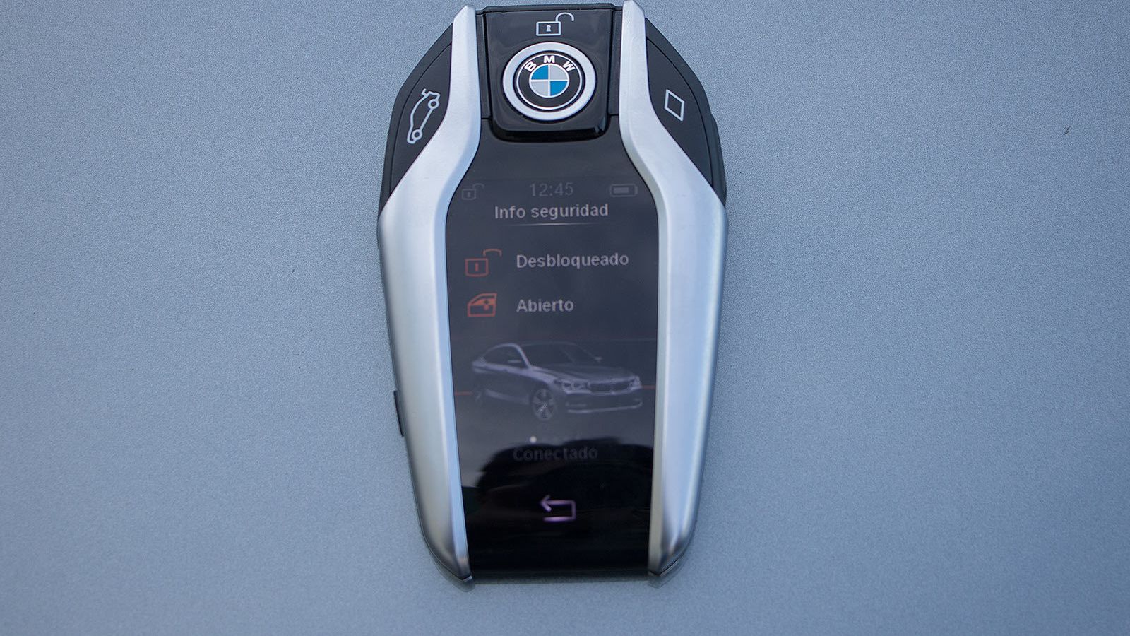 Con la llave podemos desplazar el coche sin estar dentro, como si fuera teledirigido.