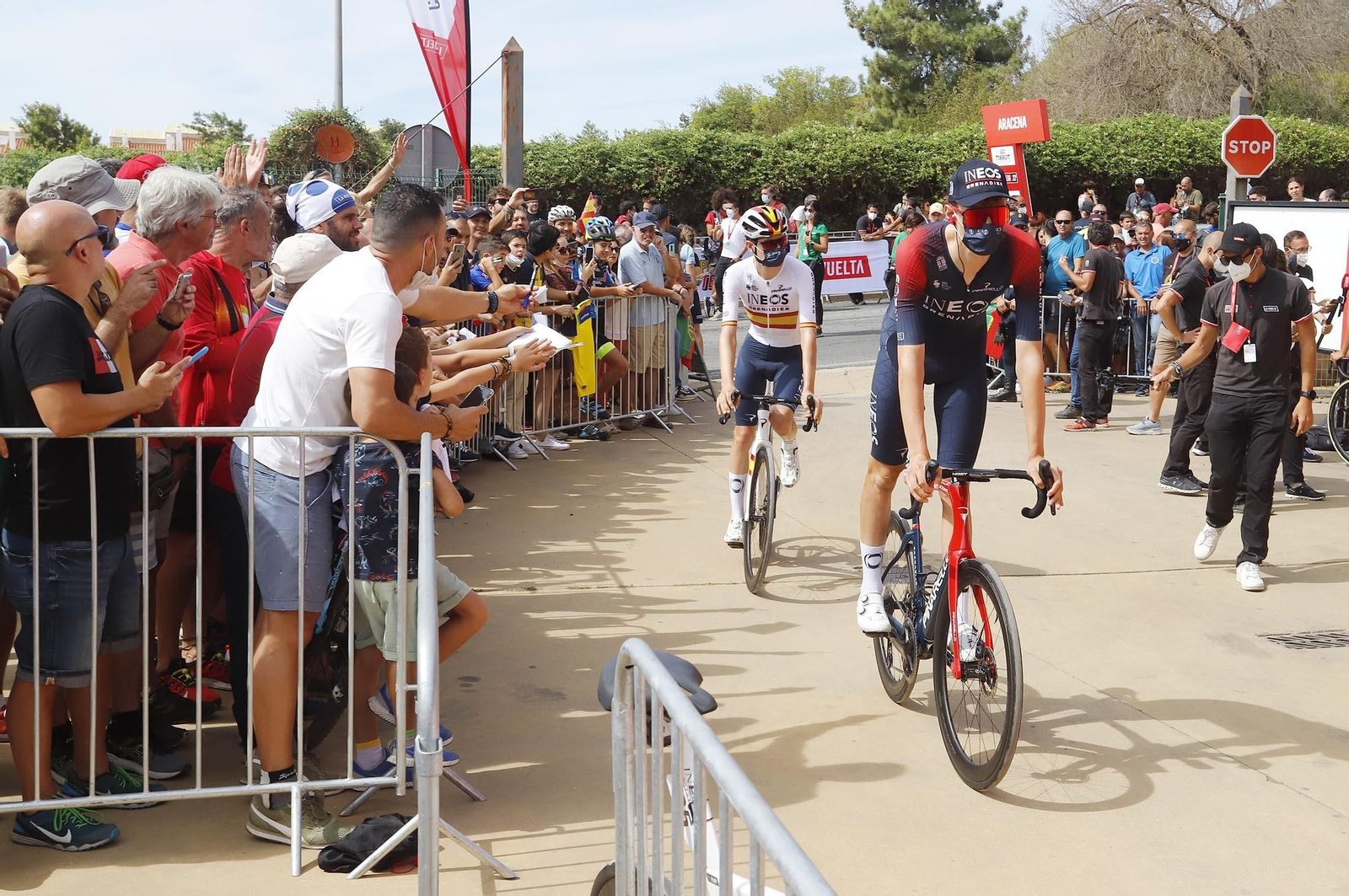 Imágenes de la Vuelta Ciclista a España en su salida desde Aracena en la 17ª etapa