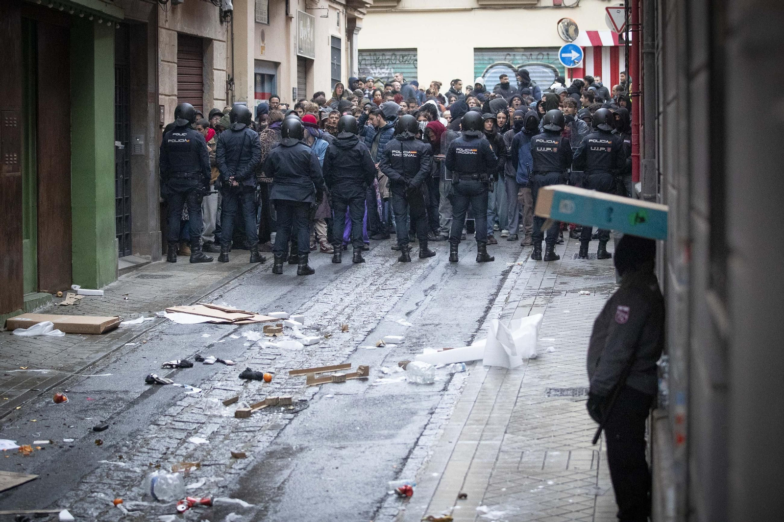 Todas las imágenes de la intervención policial contra unos okupas en Granada: tensión, detenidos y un herido