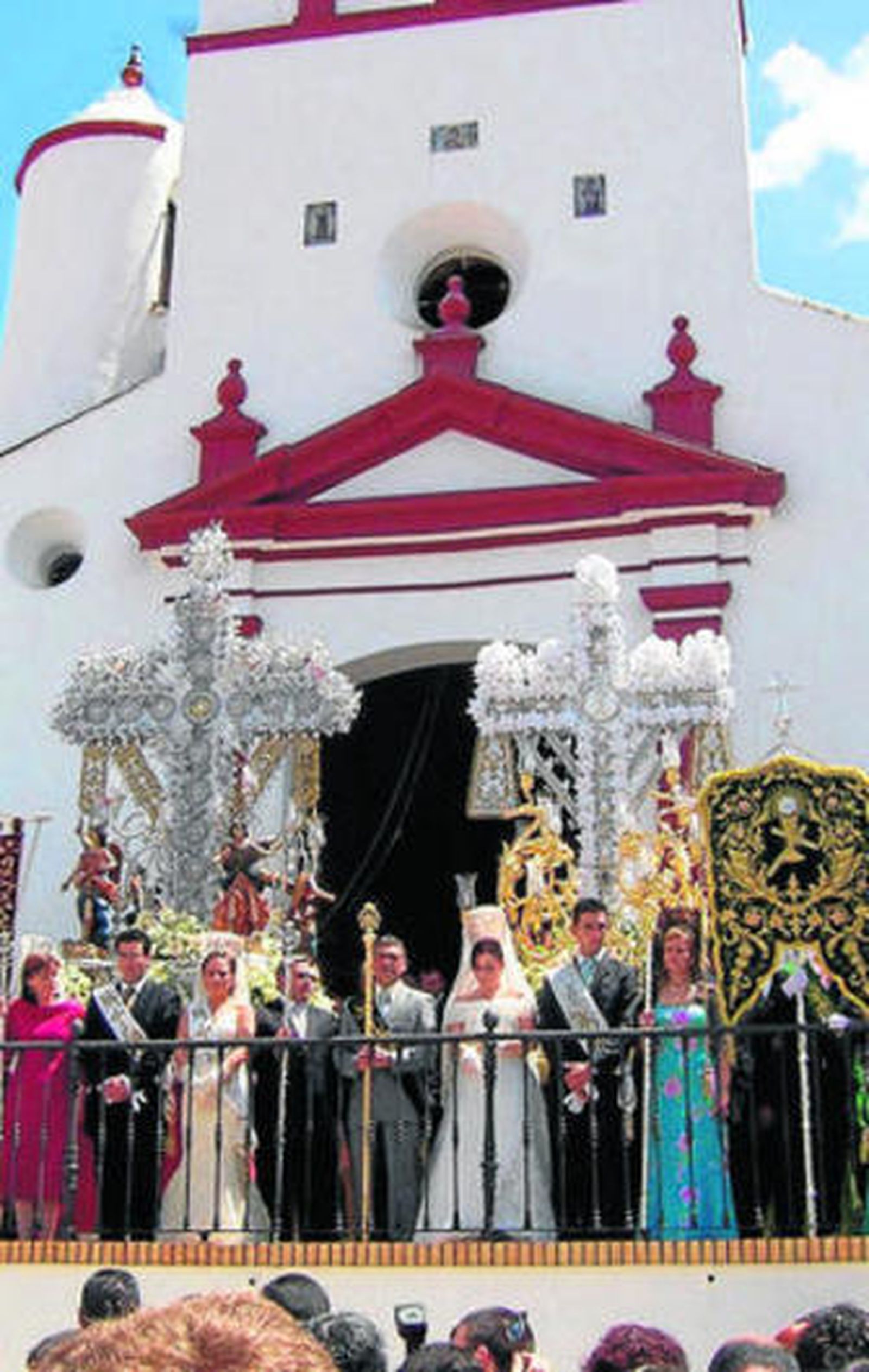 Las Hermandades de la Cruz del Berrocal, delante de su iglesia.