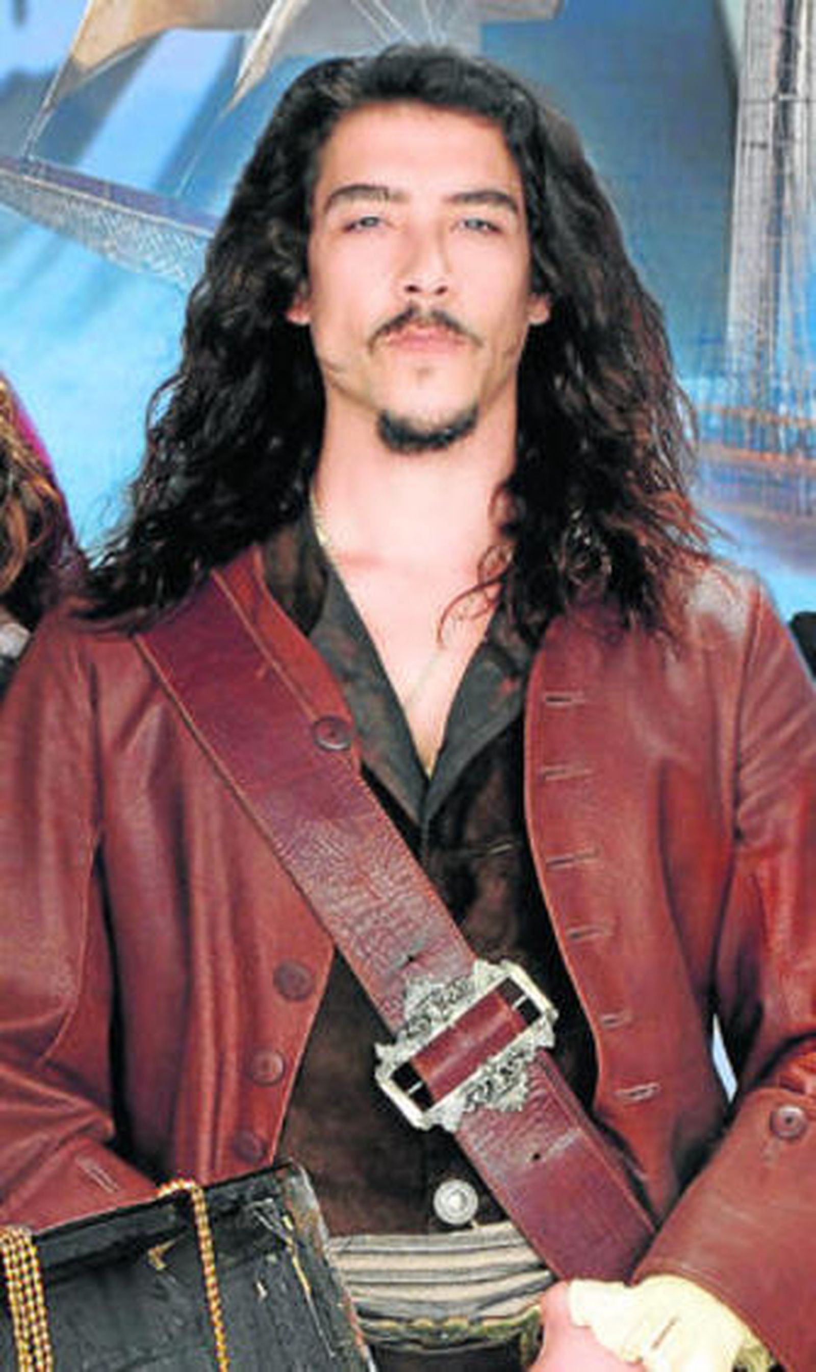 Óscar Jaenada da vida al pirata Álvaro Mondego en la serie de Telecinco.