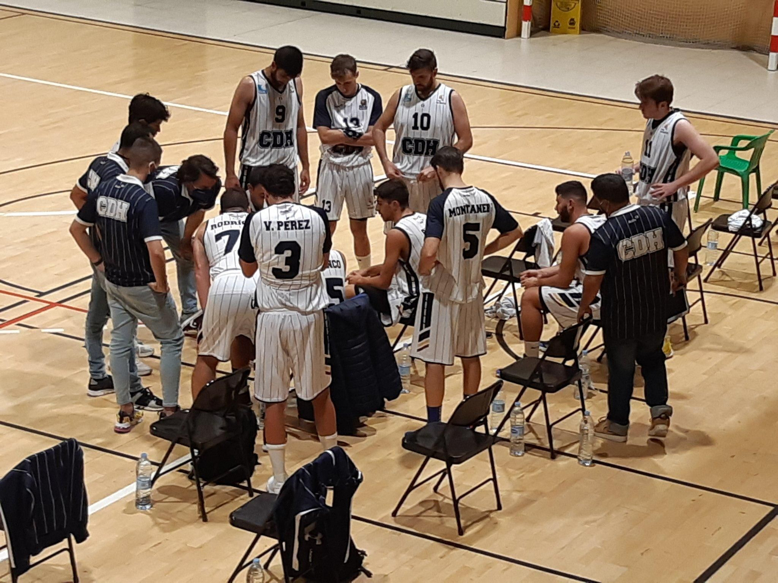 Pedro Vadillo da instrucciones durante el partido en San Fernando.