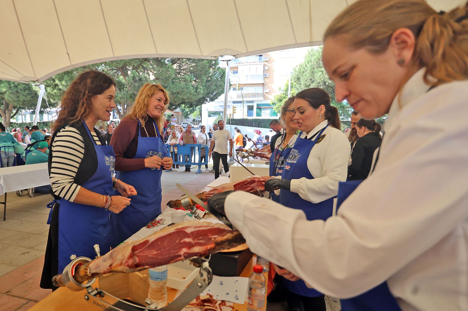 Huelva consigue el récord Guinness con el plato de jamón más grande del mundo, en imágenes